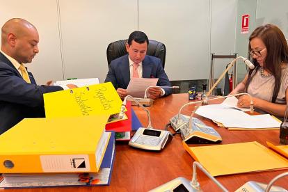 El abogado de Daniel Salcedo acudió con las carpetas a la mesa de Fiscalización.
