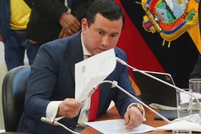 En octubre del 2023, Ferdinan Álvarez oficializó su salida de la Revolución Ciudadana y pasó a formar parte de ADN.