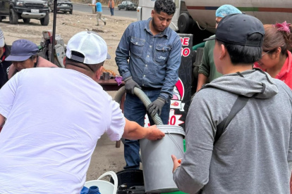 Mientras duró el corte de agua, algunos vecinos compartieron el líquido con los afectados. El Municipio dice que analiza compensaciones.