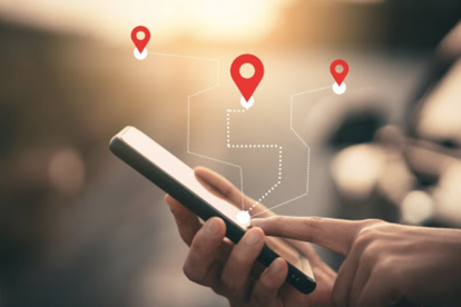 Aplicaciones como WhatsApp y Google Maps permiten compartir la ubicación en tiempo real, siempre con consentimiento y conexión activa.