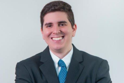 Es consejero júnior de implementación de estándares, OICV-IOSCO; Economista de la U. Brown, Estados Unidos, MBA (Babson College, Estados Unidos) y máster en Finanzas (España).