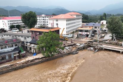Una carretera y un puente afectados por la inundación en la aldea Xiaying, en el norte de China, el 28 de julio de 2025.