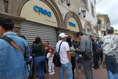Fachada de una agencia de la Cooperativa CREA en Cuenca, cerrada tras el anuncio oficial de su liquidación.