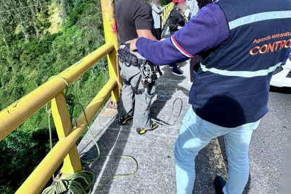El hombre sancionado tenía cuerdas y un arnés. Estaba al lado de las barandas de seguridad del puente de la av. González Suárez, norte de Quito.