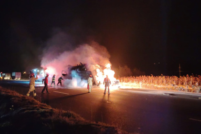 El incendio de los dos automotores asustaron a los moradores del barrio Chan.