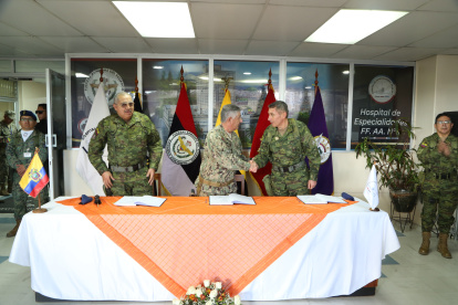 El cambio de mando fue liderado por el Almirante Jaime Vela en presencia de autoridades civiles y militares