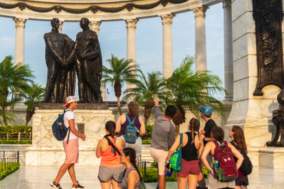 Explora Malecón se denomina el recorrido por los principales puntos de este sector del centro de Guayaquil, donde se encuentra el hemiciclo de La Rotonda.