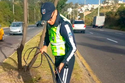 Tras la denuncia en redes sociales, agentes civiles de tránsito retiraron cables que ponen en riesgo la vida de conductores en la av. Simón Bolívar