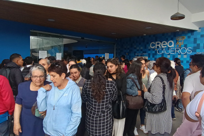 Decenas de personas se volcaron a la matriz de la Coopertiva de Ahorro y Crédito CREA tras el anuncio de su liquidación.