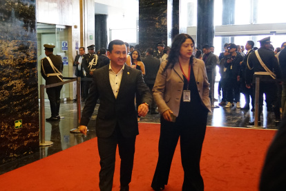 El asambleísta Ferdinan Álvarez recibió la documentación de Daniel Salcedo.