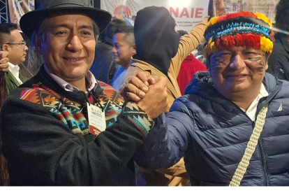El exprefecto Salvador Quishpe con el nuevo presidente de la Conaie, Marlon Vargas.