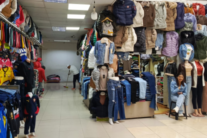 Variedad. En los locales de El Salto se ofrecen prendas como pantalones, chaquetas, blusas y camisas.