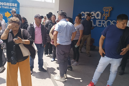 Socios de la Cooperativa de Ahorro y Crédito CREA exigieron respuestas tras la liquidación de la institución anunciada por la SEPS.