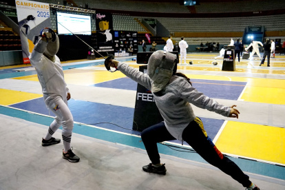 Deportistas. Madre e hija disfrutan de los entrenamientos y de las competencias de esgrima.