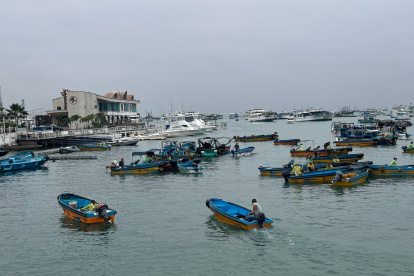 En la zona portuaria y comercial de Manta, la cotidianidad no se ha visto alterada.