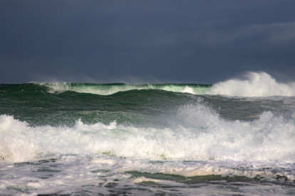 Imagen referencial de las olas de un tsunami.