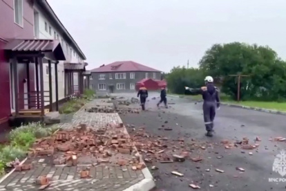 Especialistas del servicio de emergencia inspeccionando un edificio dañado después de un terremoto en el extremo oriental de la isla de Sakhalin.