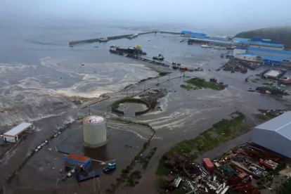 Esta captura de video de filmación de un dron publicada por el Servicio Geofísico de la Academia de Ciencias de Rusia el 30 de julio de 2025 muestra el tsunami que azotó Severo-Kurilsk en las islas Kuriles del norte de Rusia.