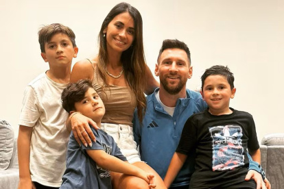 Lionel Messi junto a su esposa Antonela Roccuzzo y sus tres hijos.