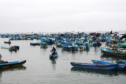 Pescadores permanecían con sus lanchas en el puerto de Santa Rosa, en la provincia de Santa Elena.