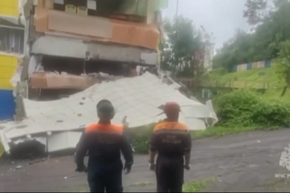 Miembros de las brigadas de socorro arriban a un sector de daños tras el potente sismo en Kamchatka.