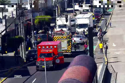 Dos personas resultaron afectadas, tras el volcamiento de un vehículo entre las avs. De La Prensa y Vaca de Castro, norte de Quito.