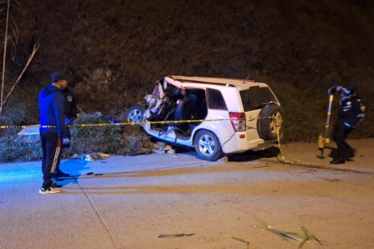 El vehículo oficial del Municipio de Girón quedó destruido tras el impacto con una volqueta en la vía Cuenca-Girón. El alcalde Cristian Ochoa resultó herido.