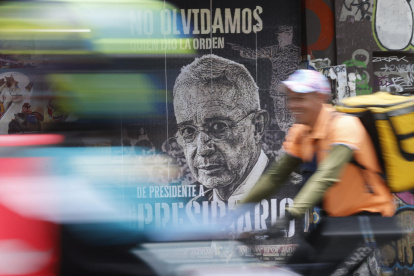 Un cartel con la imagen del expresidente de Colombia Álvaro Uribe Vélez, en Bogotá (Colombia).