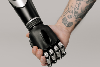 Demis Hassabis, líder de DeepMind, explicó que la AGI enfrenta obstáculos técnicos y éticos antes de hacerse realidad