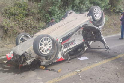 Así quedó el vehículo que participaba en la Vuelta Automovilística después de estrellarse contra los aficionados.