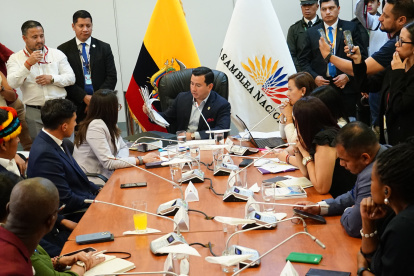 Ferdinan Álvarez, titular de la Comisión de Fiscalización y Control Político de la Asamblea Nacional, mostró los papelógrafos que Daniel Salcedo también había enviado.