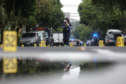 Un integrante del Ministerio Público custodia la zona donde se registró el ataque armado en Ciudad de Guatemala (Guatemala).