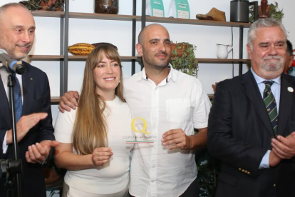 Propietarios de la heladería Delizium recibieron el reconocimiento de la embajada de Italia.