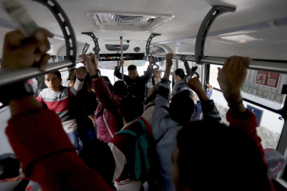 Caos.  La limitada frecuencia de buses en Collaquí obliga a usuarios a hacer largas filas y viajar apretados. Se ha convertido en un malestar.
