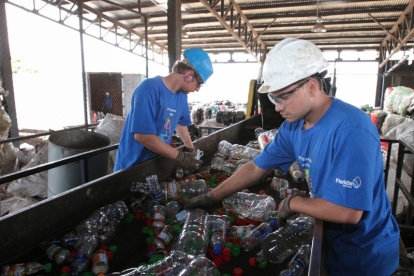 El trabajo de reciclar botellas plásticas.