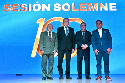Roberto Ibáñez (d), actual titular de Fedeguayas, juntos a tres expresidentes homenajeados en la ceremonia de aniversario.