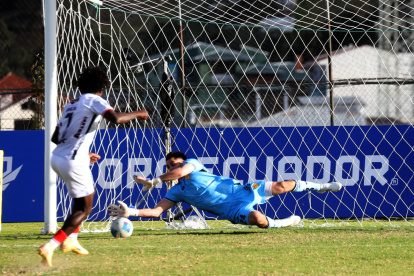 Edson Reséndez el arquero de Aucas fue la figura en los penales.