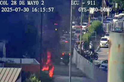 Un vehículo se incendió a pocos metros de la avenida Carlos Julio Arosemena, en el norte de Guayaquil, la tarde de este miércoles 30 de julio.