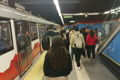 Más de 20 personas tuvieron que esperar en El Ejido para lograr abordar el Metro de Quito y trasladarse hacia el norte de la capital.