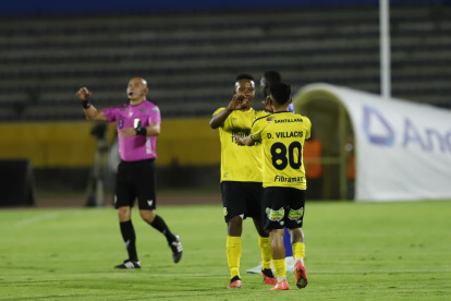 Darío Villacís del Miguel Iturralde festejando el gol ante Emelec en Copa Ecuador.