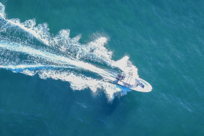 Imagen referencial de una lancha en mar abierto.