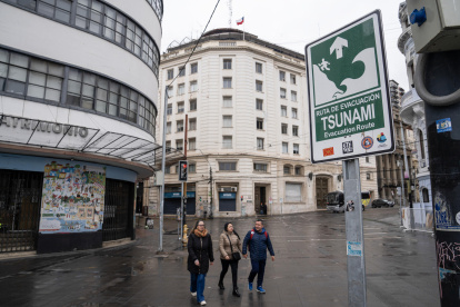 Personas caminan durante una evacuación este miércoles 30 de julio de 2025, en Valparaíso (Chile).