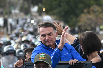 Jair Bolsonaro y su esposa Michelle Bolsonaro participan en el encuentro anual de motociclistas del Capital Moto Week.