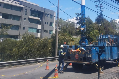 La Empresa Eléctrica dijo que su personal se trasladó a las zonas del norte y valles para revisar los fallos que causaban los cortes de luz en Quito.