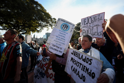 Personas participan en una protesta de jubilados este miércoles 30 de julio de 2025, en Buenos Aires (Argentina).