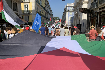 Manifestantes en el centro de Lisboa para pedir por la paz en el Medio Oriente y especialmente para exigir el fin del "genocidio" en Palestina.