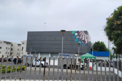 En cuatro vehículos de Medicina Legal se trasladaron los cadáveres hasta un cementerio de Guayas.