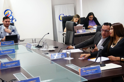 La consejera Piedad Cuarán conversa con el consejero David Rosero, en el pleno del CPCCS.