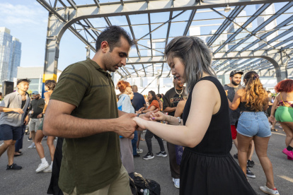 Personas bailando en el puerto 76 de Manhattan durante una clase de salsa, en Nueva York (Estados Unidos).