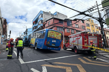 Un vehículo de la Empresa Eléctrica Quito y un bus se chocaron, cuando circulaban por el sector Itchimbía, centro de Quito.